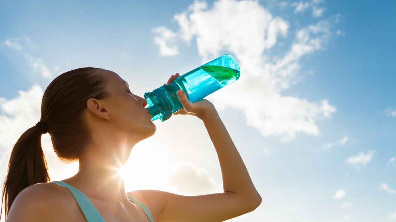 Hoeveel water drinken is gezond en helpt ons makkelijker afvallen?