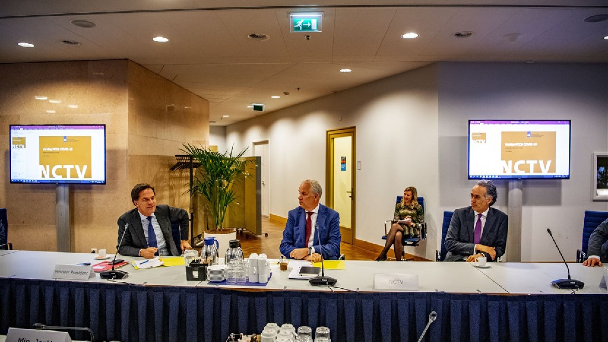 Kabinet wachtte met crisisaanpak tot eerste officiële besmetting in Nederland | RTL Nieuws