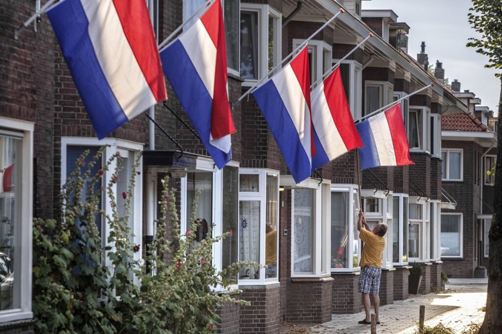 Vlag halfstok: Democratie vaarwel – Wakker Mens