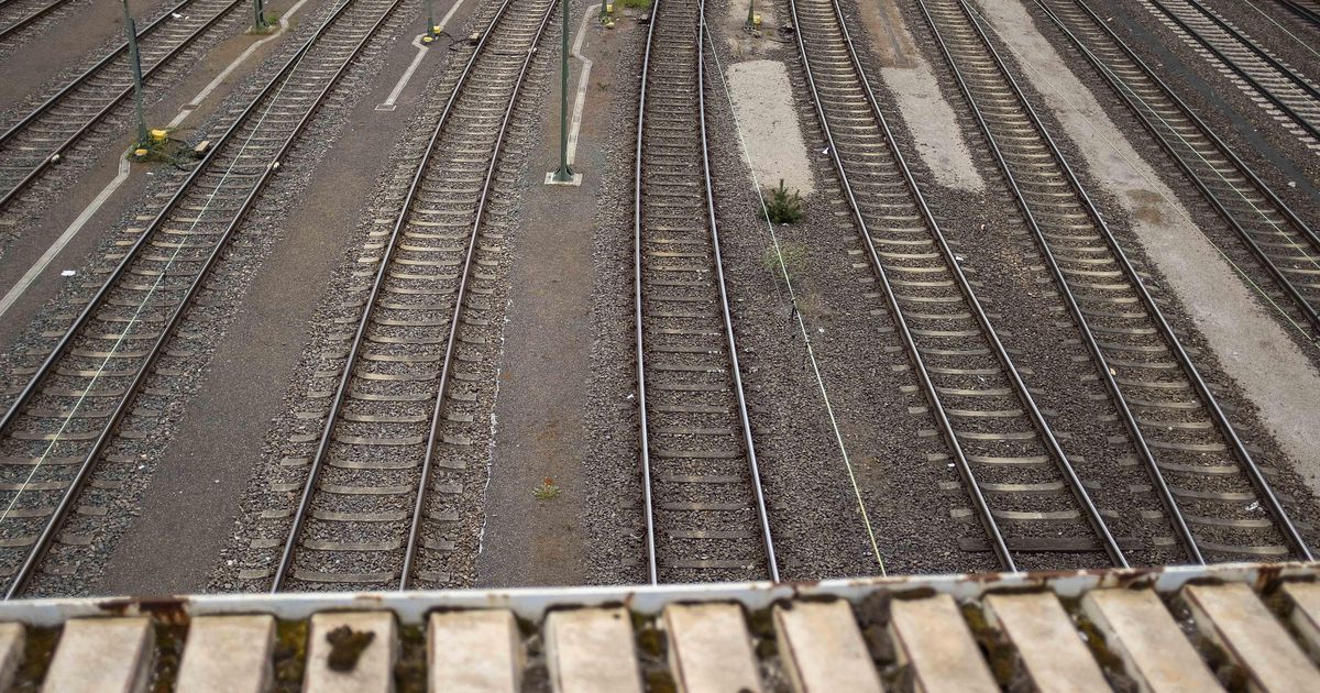 Dronken tiener valt in slaap tussen treinrails | Buitenland | Telegraaf.nl