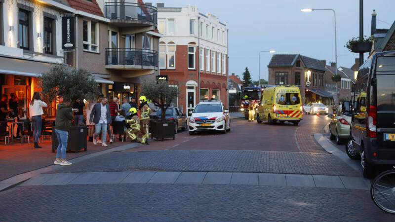 Auto rijdt terras op in Gennep, zes gewonden