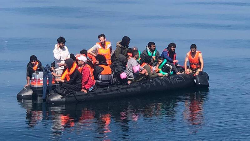 Urker vissers redden migranten op Noordzee