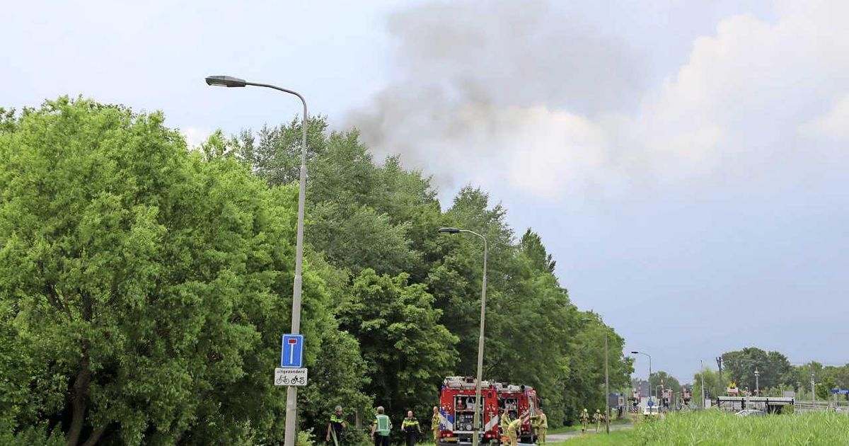 Twee aanhoudingen en gevaarlijke stoffen vrij bij brand Nootdorp | Binnenland | Telegraaf.nl