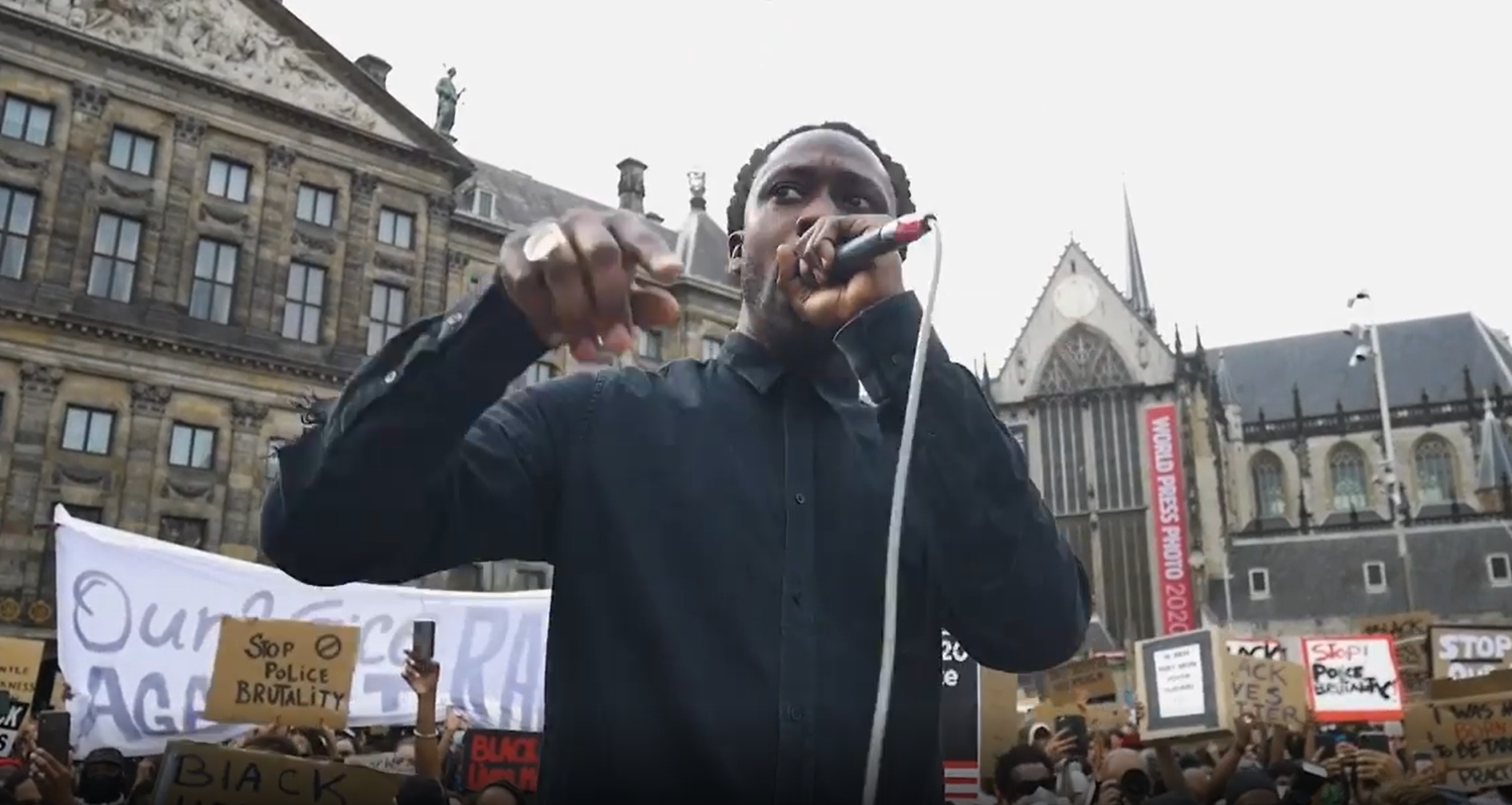 Doodeng. Volksmenner Akwasi riep op De Dam op tot geweld tegen blanken. Media zwijgen. Halsema stemt in. • Omroep Ongehoord Nederland