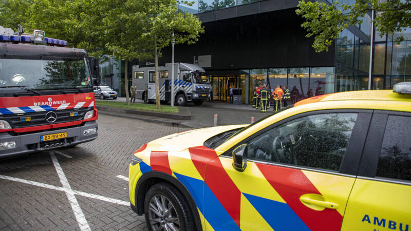 Mensen onwel bij douanekantoor Schiphol door stof uit in beslag genomen koffer