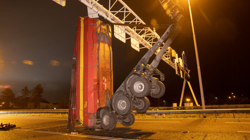 Vrachtwagen ramt matrixborden op A28 bij Zwolle, weg dicht