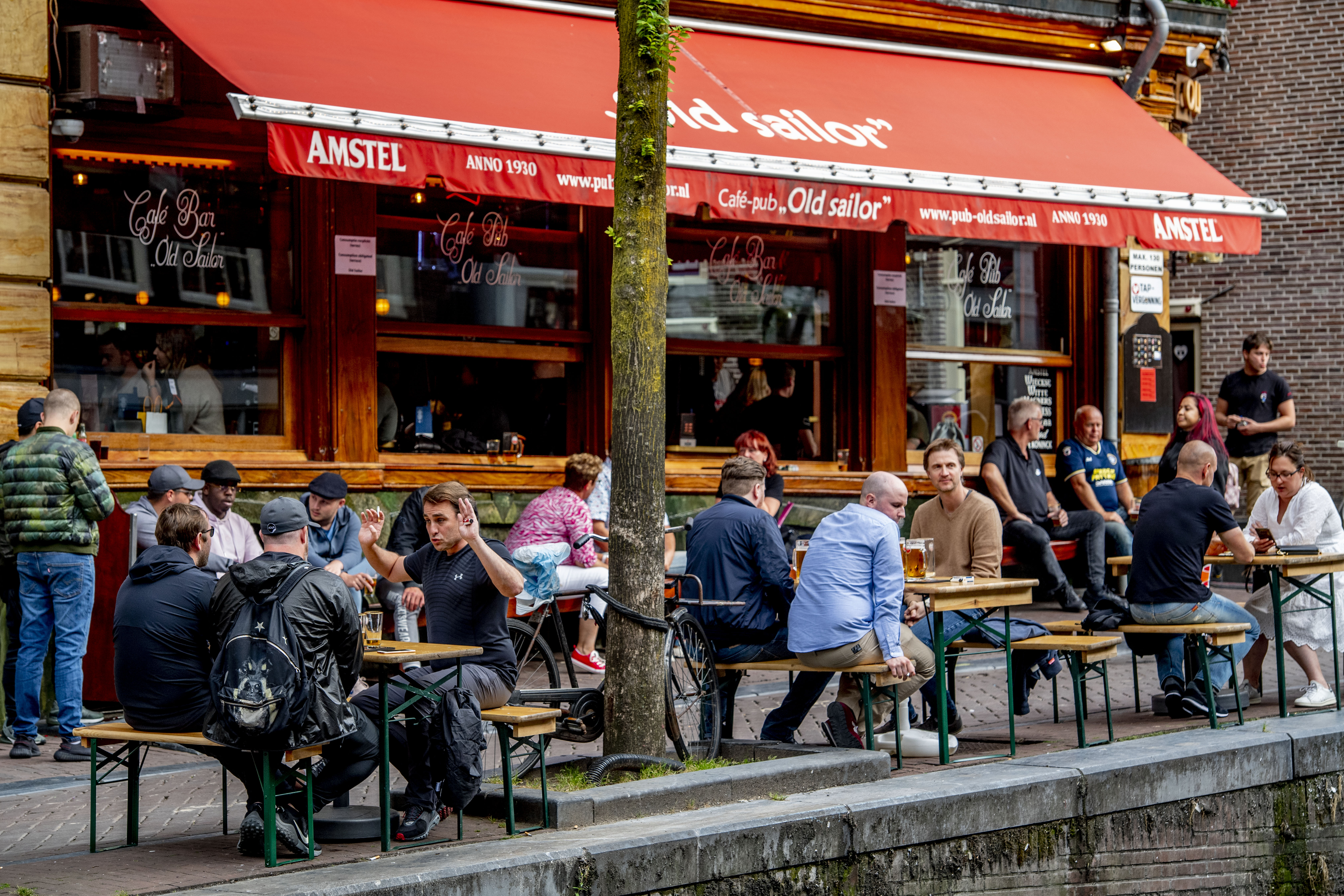 In Amsterdam is van de anderhalve meter nog maar amper iets te merken – Wel.nl