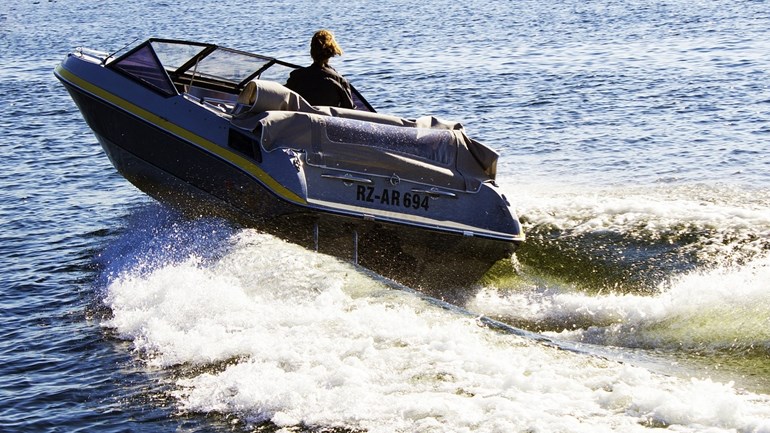 Vijf mensen in Hollands Diep van speedboot met brandende buitenboordmotor gehaald - Rijnmond