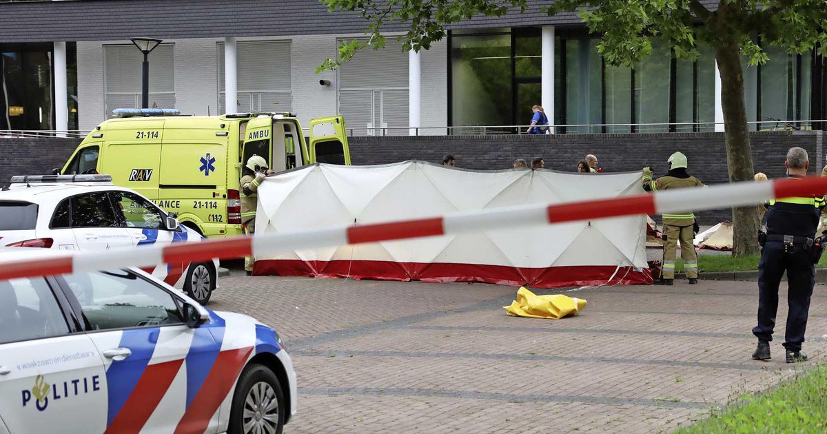 Persoon zwaargewond bij gemeentehuis Oss | Binnenland | Telegraaf.nl