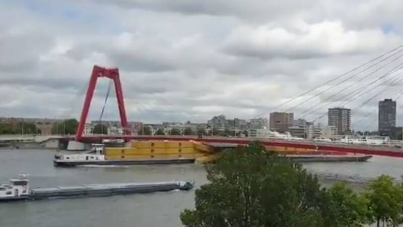 Binnenschip ramt Willemsbrug in Rotterdam, containers te water