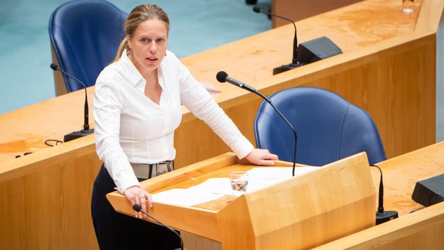 Schouten houdt vast aan veevoerplan voor stikstofreductie ondanks boerenprotesten