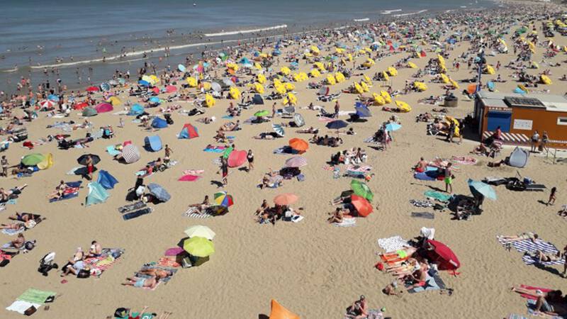 Stranden stromen vol: Katwijk roept op om niet meer te komen