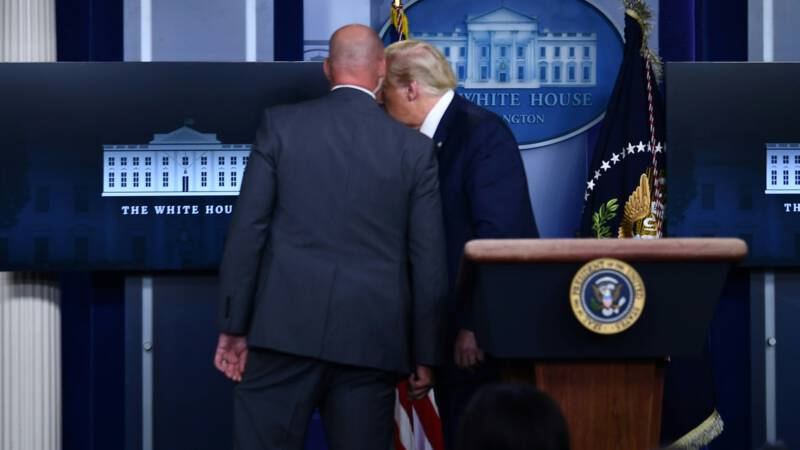 Trump abrupt weggehaald tijdens persconferentie na schietincident