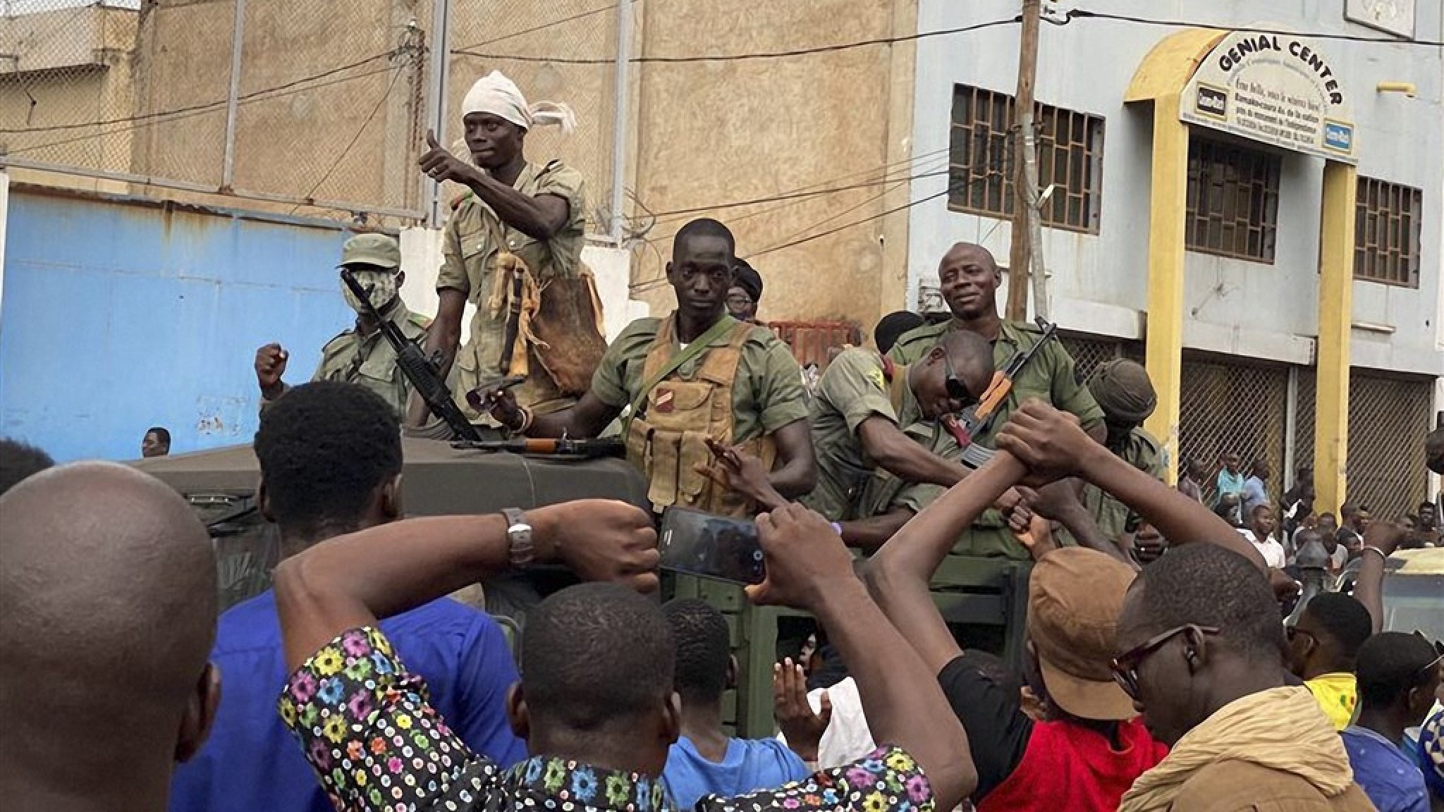 President Mali treedt af en heft parlement op na arrestatie door rebellen | RTL Nieuws