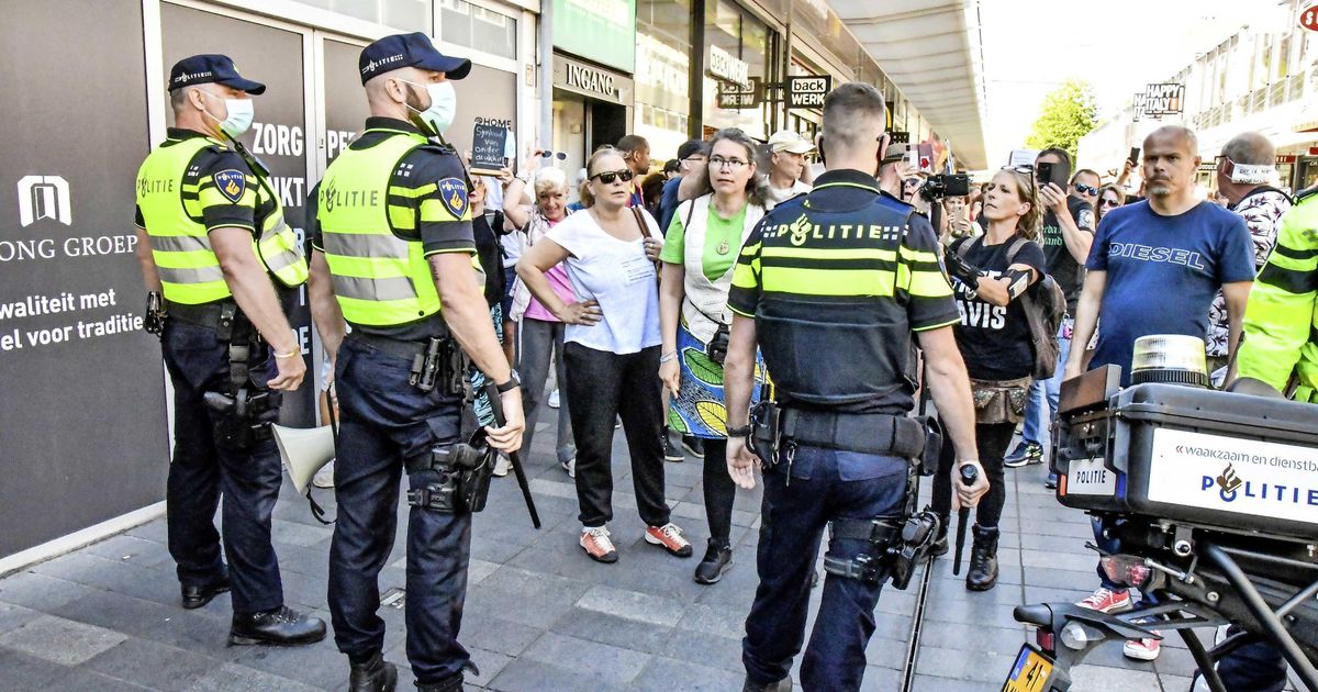 Politie grijpt in bij demonstratie tegen mondkapjes in Rotterdam | Binnenland | Telegraaf.nl