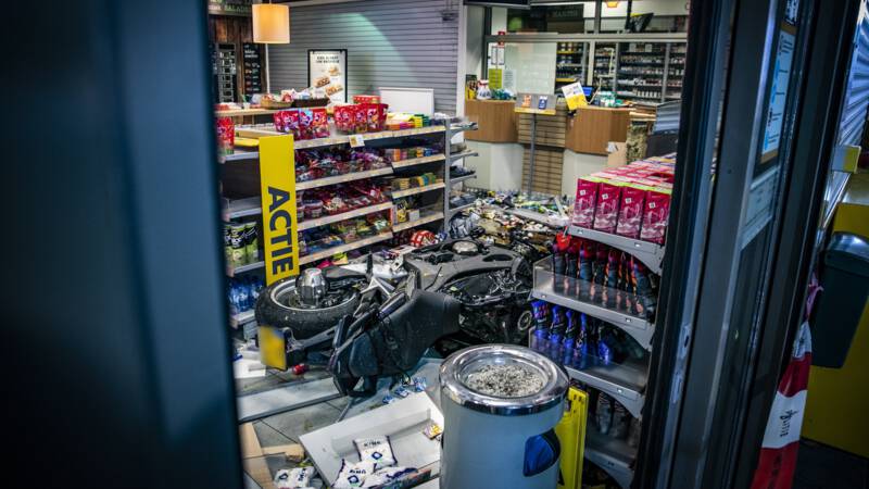 Motorrijder rijdt winkel bij tankstation binnen in Elst