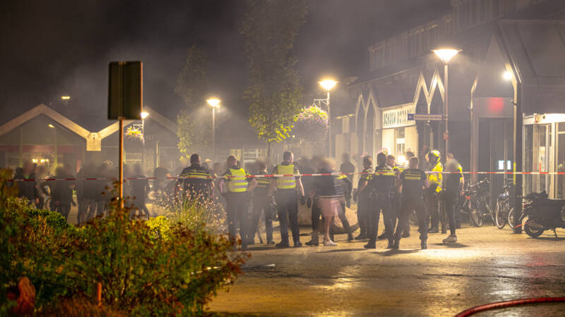 Jongeren raken slaags met politie bij brand Wezep