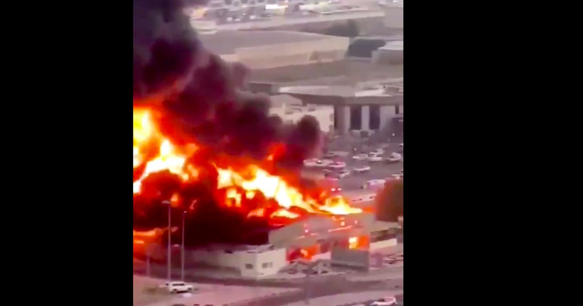 Grote vuurzee door brandende markt bij Dubai | Buitenland | Telegraaf.nl