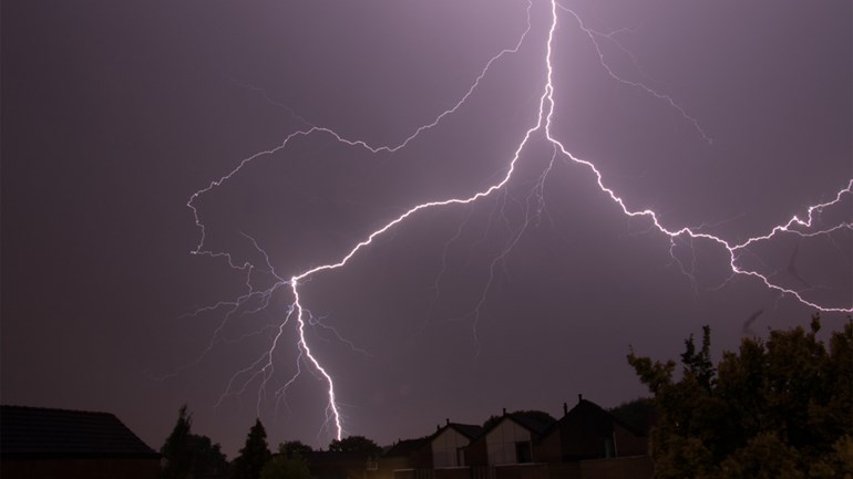 Waarschuwing voor zware onweersbuien met hagel en windstoten - Omroep West