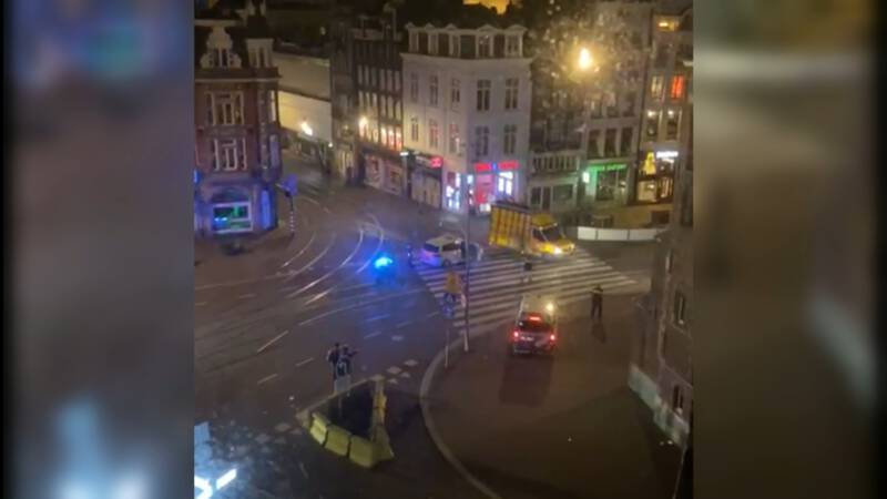 Busje rijdt in op politieauto in Amsterdam, twee agenten gewond