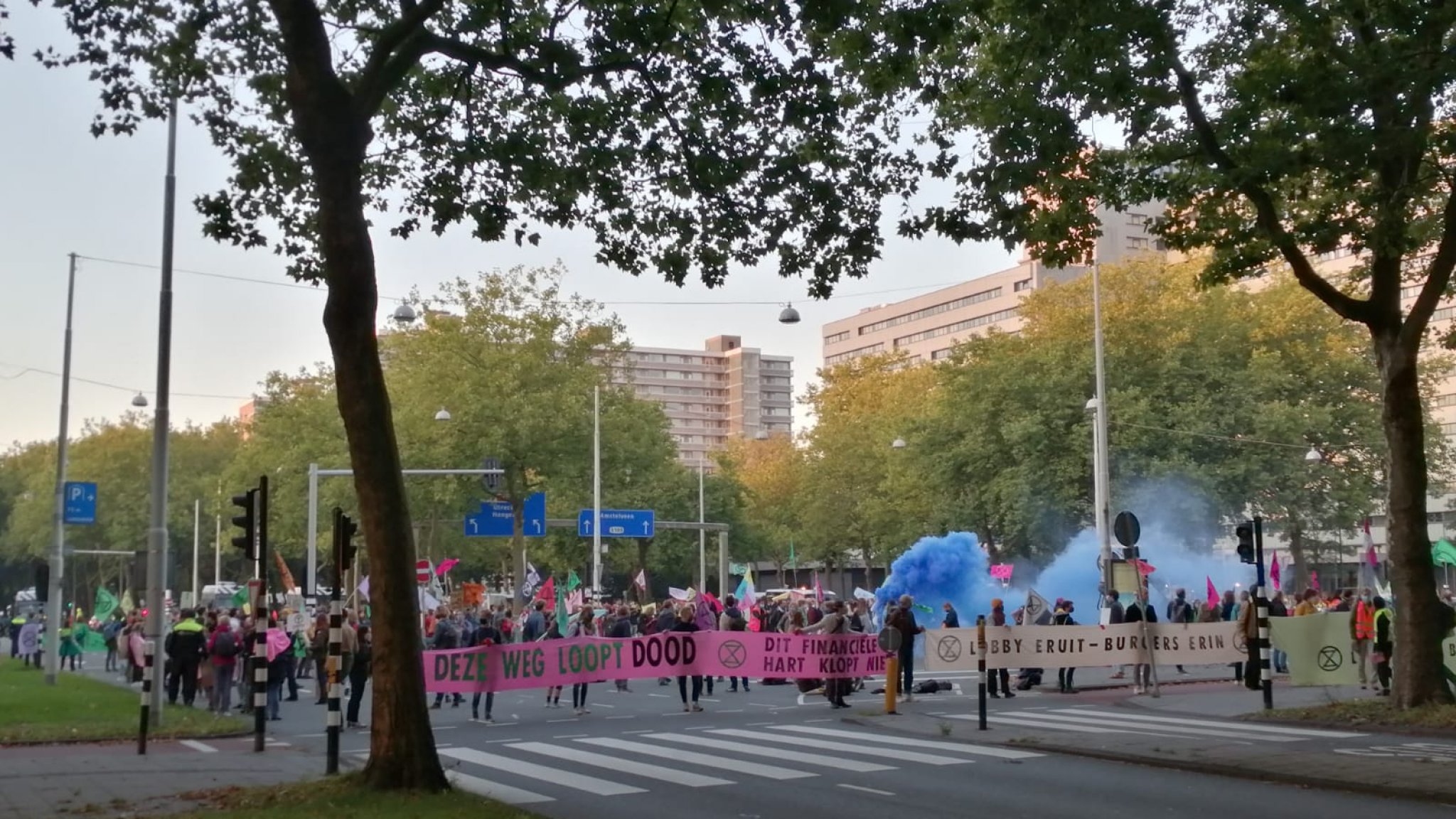 Extinction Rebellion blokkeert druk kruispunt Amsterdam | RTL Nieuws