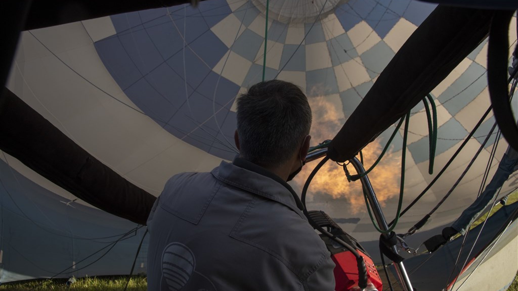 Luchtballon landt op kruising Den Bosch: 'Niet de bedoeling' | RTL Nieuws