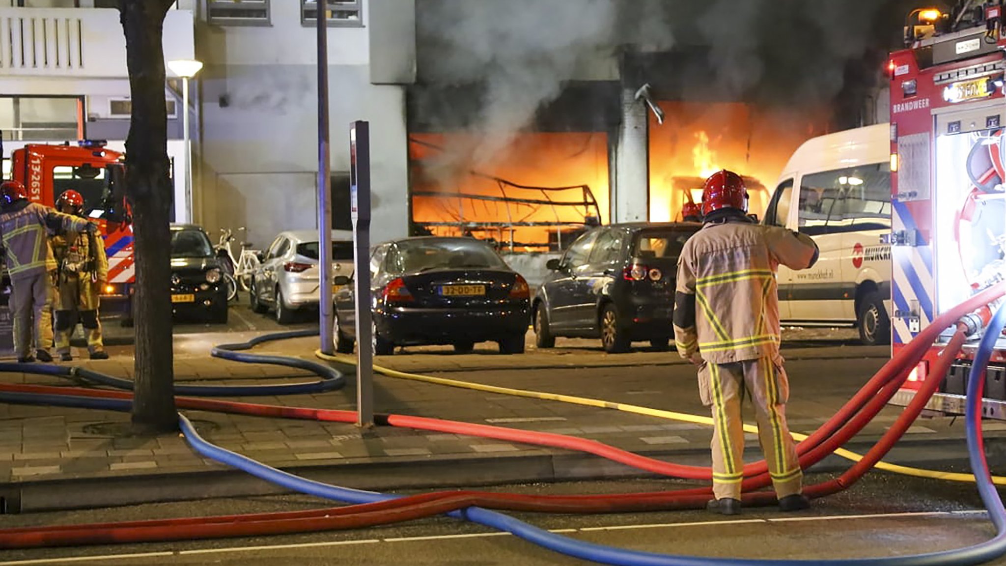 Kringloopwinkel gaat in vlammen op, tientallen huizen ontruimd | RTL Nieuws