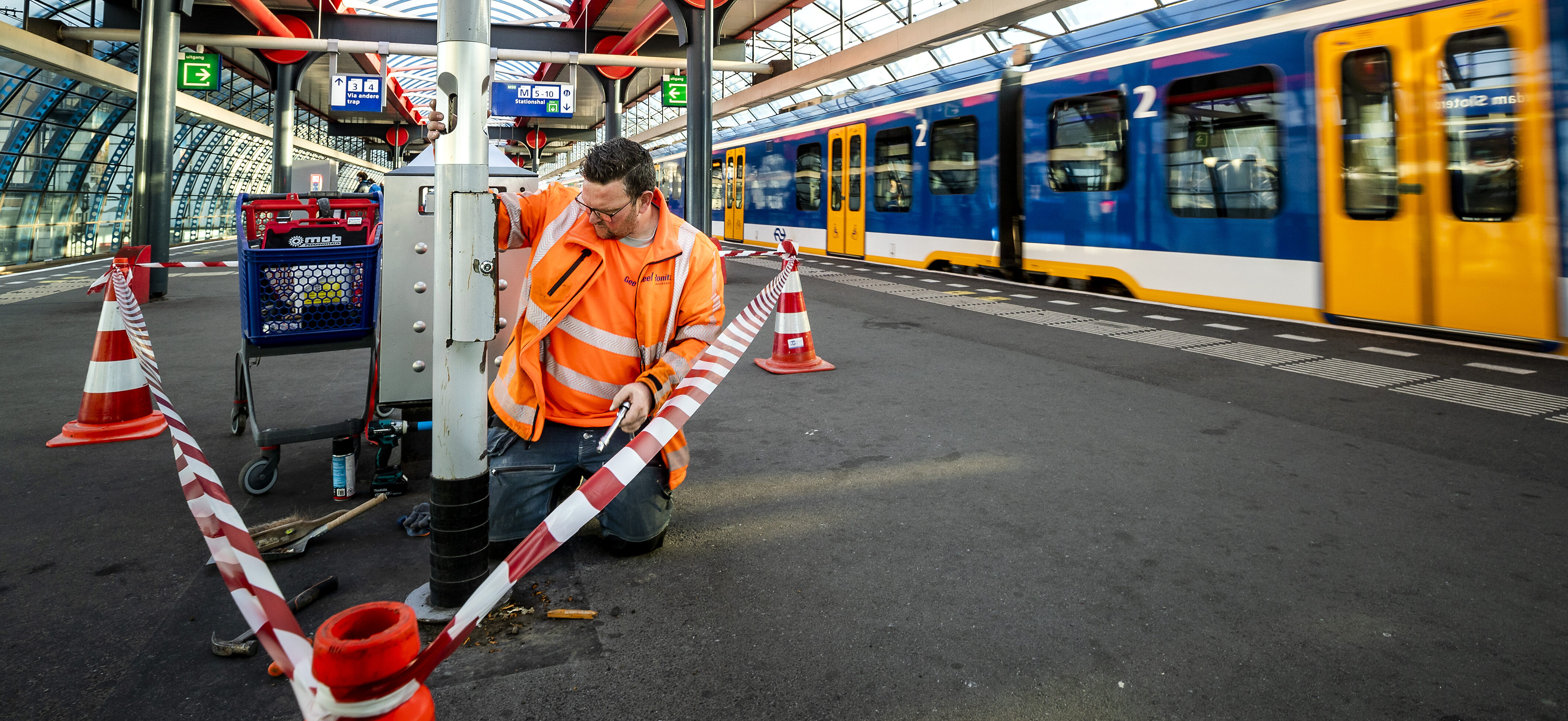 Alle stations en perrons zijn vanaf vandaag rookvrij