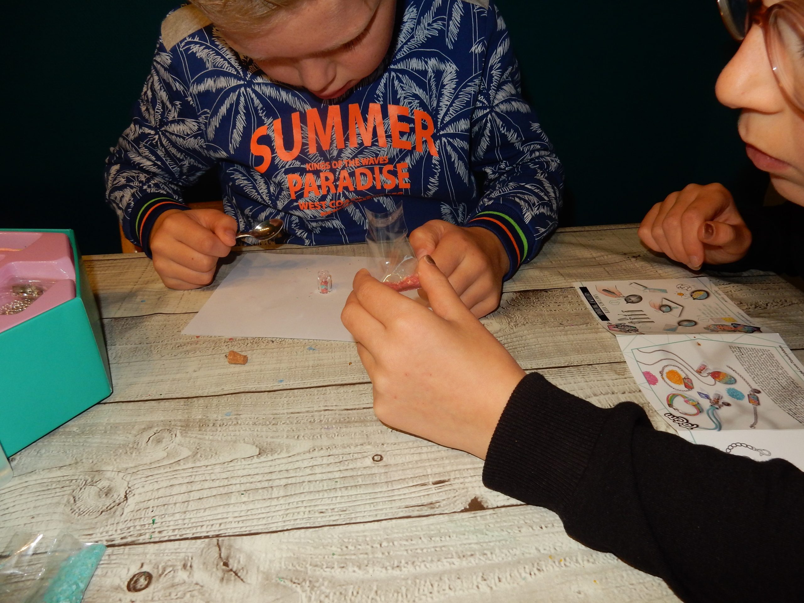 Armband en fles ketting maken met de bling bling doos van Totum » Crea met kids