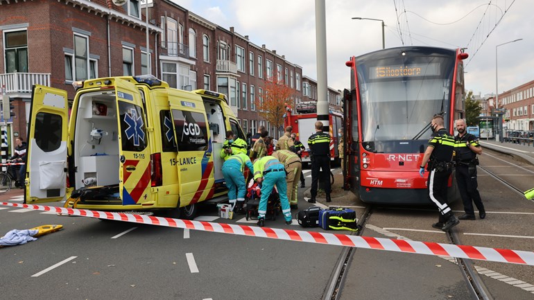 Man komt tot middel onder tram terecht in Den Haag - Omroep West