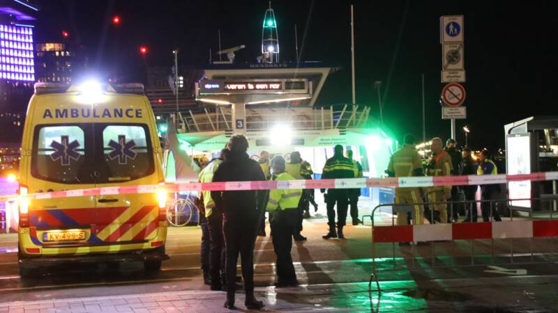 Vier gewonden na aanvaring tussen binnenvaartschip en pont op het IJ