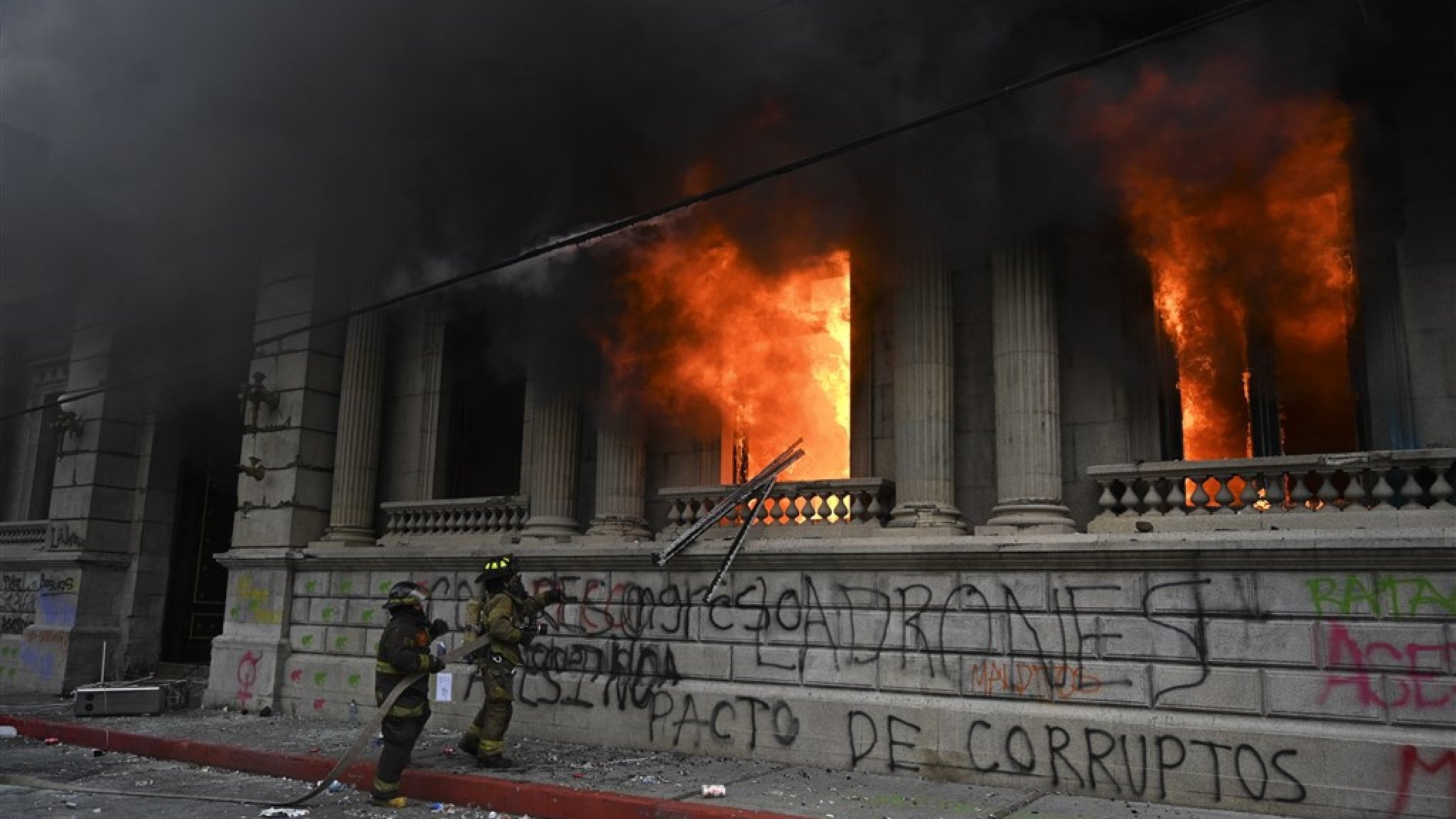 Demonstranten steken parlement Guatemala in brand, woede om zelfverrijking  | RTL Nieuws