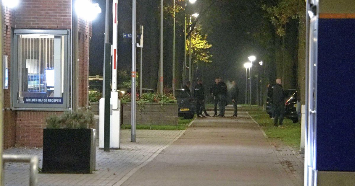 Agent schiet man in voet bij dreigende situatie in azc Ter Apel | Binnenland | Telegraaf.nl