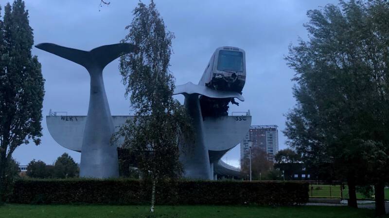 Metro rijdt door stopblok Spijkenisse en balanceert hoog boven water