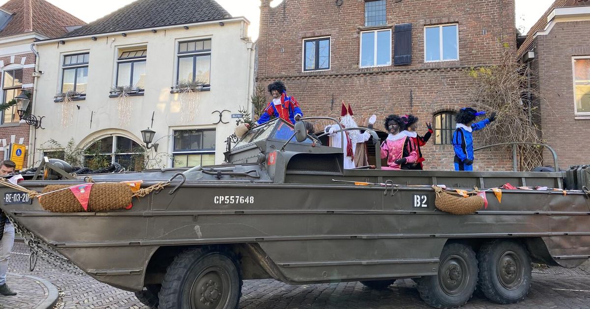 Sint en Piet brengen illegaal bezoek aan Deventer | Binnenland | Telegraaf.nl