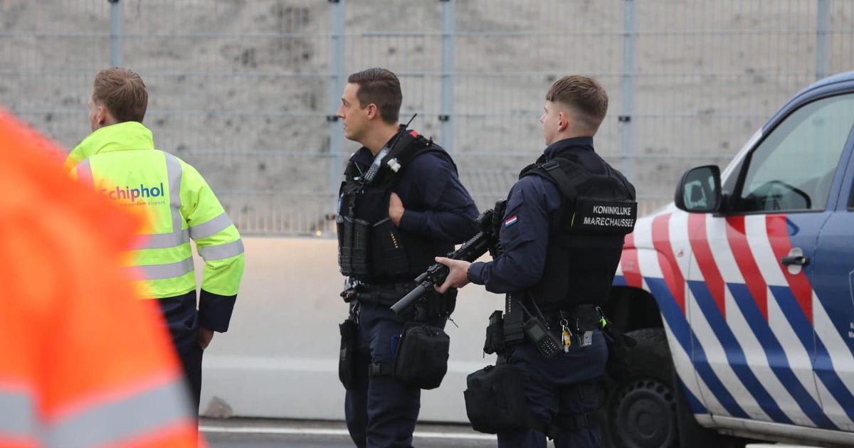 KMar: passagiers van boord na verdachte situatie Schiphol | Binnenland | Telegraaf.nl