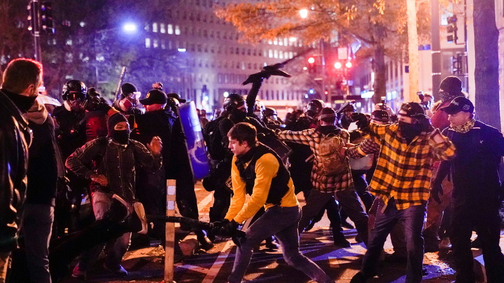 VS: Gewelddadige botsingen tussen Antifa en Proud Boys in Washington | SDB