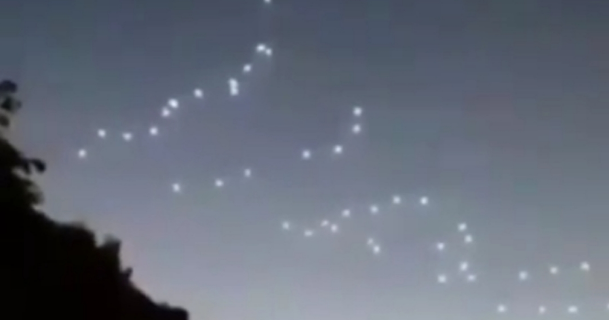 43 UFO Orbs Gather In Formation Above Mountain | UFO Sightings Footage UK Blog