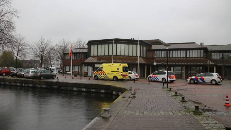 Man probeert zich in brand te steken bij gemeentehuis Nijkerk