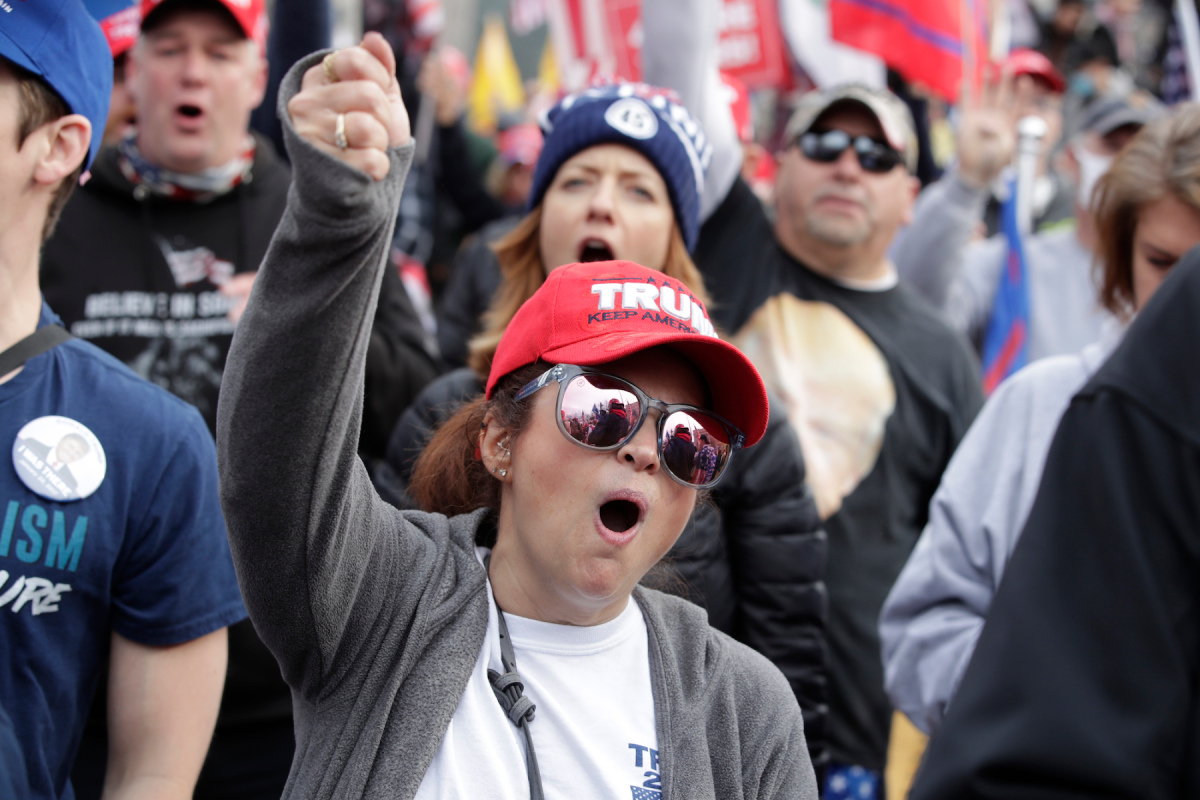 MAGA-demonstranten zingen 'Vernietig de GOP' tijdens Pro-Trump Rally - INDIGNATIE