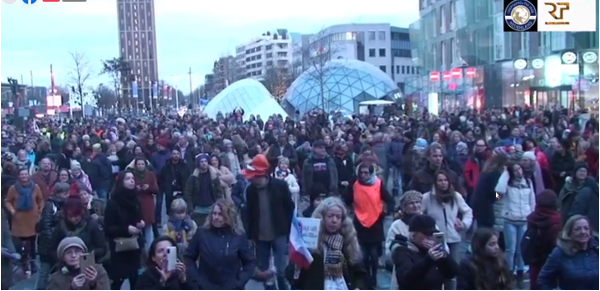 Drukbezochte manifestatie verlicht Eindhoven met liefde en inspiratie - De Lange Mars Plus