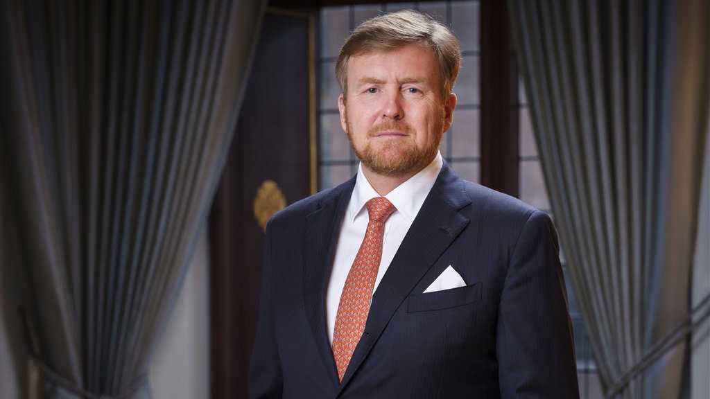 En wat als Willem-Alexander nu als eerste een coronaprik haalt? - INDIGNATIE