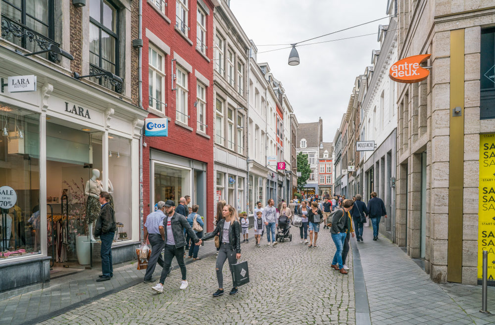 Besmettingen rijzen de pan uit maar er moet geshopt worden! Den Haag stuurt winkelend publiek naar huis | SDB