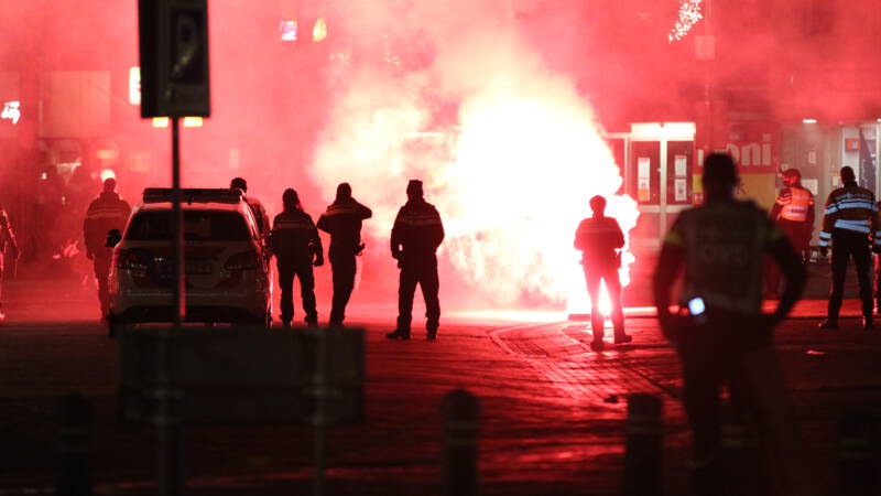 Twee aanhoudingen bij rellen in Urk, tientallen boetes: 'Dramatische avond'