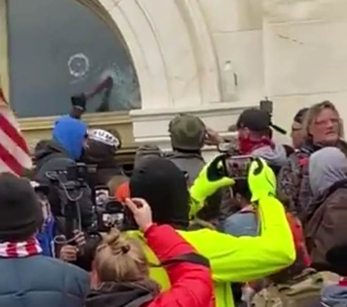 Video: Trump Supporters Stop 'Antifa' From Breaking Windows at Capitol