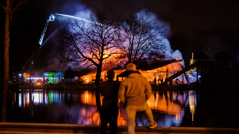 Minderjarige verdachte opgepakt voor brand in Rotterdams pretpark