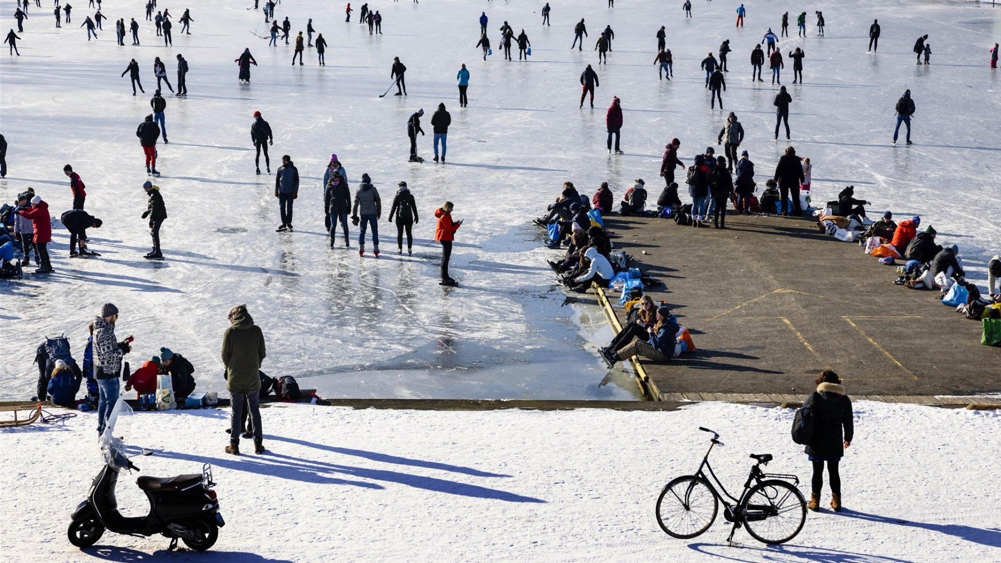 Schaatsdrukte vroeg begonnen, toegangswegen stromen vol | RTL Nieuws