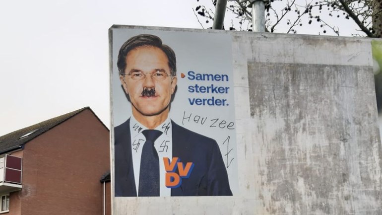 Verkiezingsposters VVD beklad met hakenkruizen en Hitler-snor - Omroep Gelderland