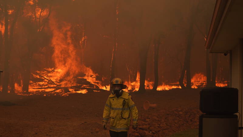 Al dagen bosbranden rond Australische stad Perth