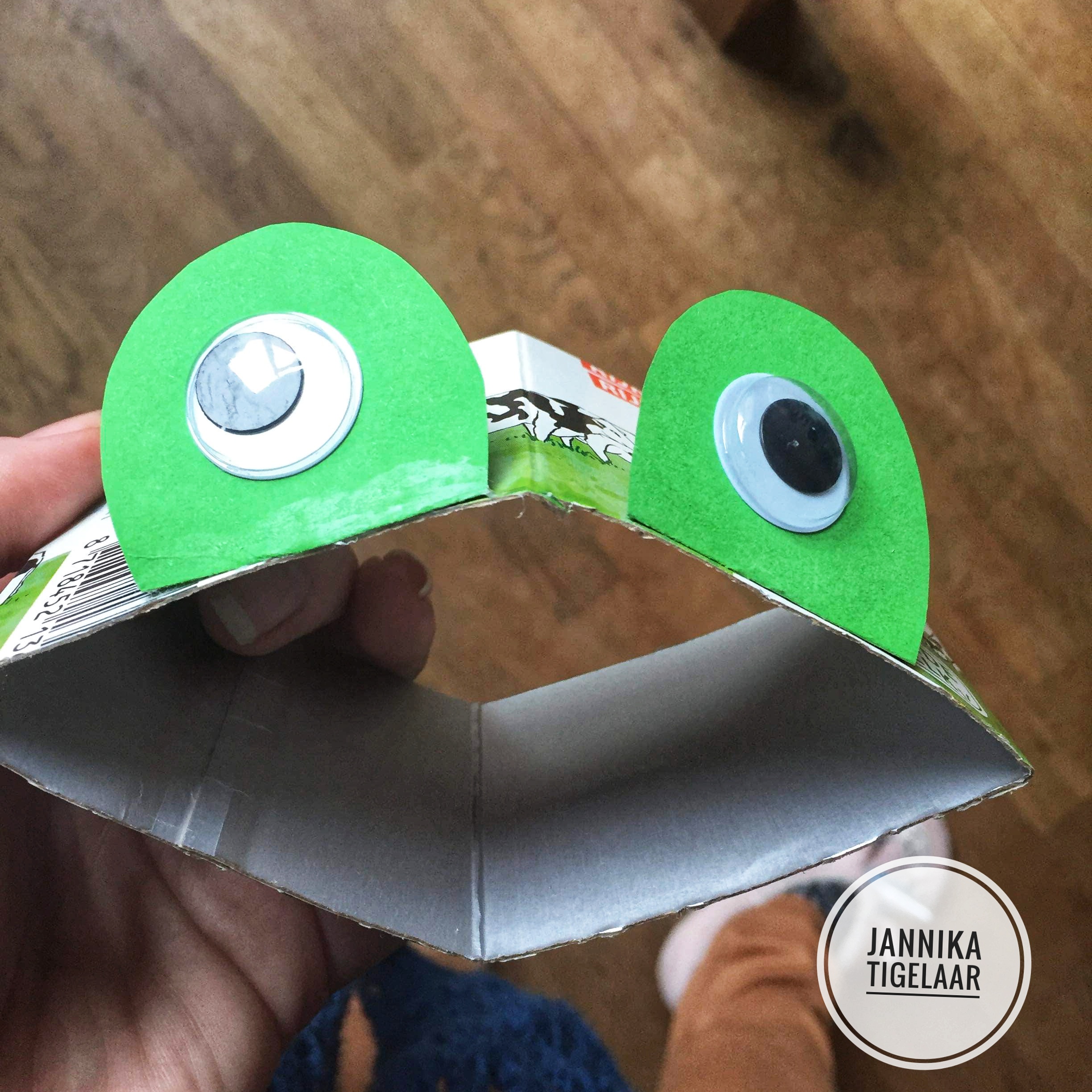 Knutsel je eigen recycle spring kikker » Crea met kids